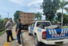 Melintas Jalan Soekarno Hatta Palembang, Motor Pasutri Tabrak Truk Parkir di Bahu Jalan Istri Meregang Nyawa 
