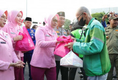 Kapolda Sumsel Cek Pos Pam Ketupat 2026, Bagikan Takjil dan Tali Asih ke Petugas