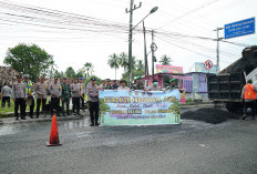Polres OKI gelar Pembersihan Lingkungan dan Penambalan Jalan, Sebagai wujud Program BELIDA