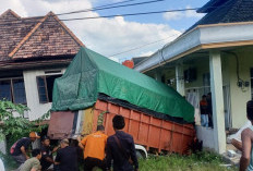 BREAKING NEWS! Truk Pengangkut Beras Seruduk Masjid di Desa Meranjat III Ogan Ilir, Sopir Terjepit