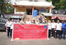 Dorong Kepatuhan, Kios Penunggak Retribusi di Pasar Kayuagung Ditempeli Stiker 