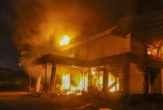 Gelombang Demo Menjalar, Giliran Gedung DPRD Kota Kediri Dibakar Massa dengan Bom Molotov