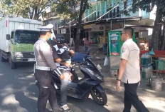Seorang Pengendara Motor di Palembang Kesal Ditilang, Klaim Hanya Dirinya yang Diberhentikan 