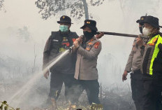 Kapolres Ogan Ilir Ikut Langsung Jinakkan Api Karhutla di Sungai Rambutan, Persediaan Air Mulai Sulit
