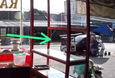 Viral Pengendara Mobil di Palembang Tabrak Dua Gerobak Sekaligus di Pinggir Jalan Sukabangun