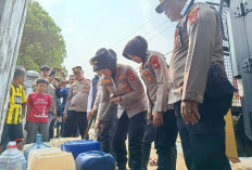 Polres Ogan Ilir Salurkan Bantuan Air Bersih untuk Warga yang Kesulitan di Musim Kemarau