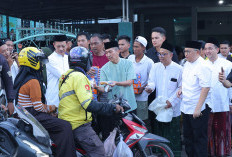 Senyum Bahagia Warga Palembang kala Ratu Dewa Bagikan Takjil Bersama Lazisnu PWNU Sumsel 