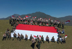 MERINDING, Merah Putih Raksasa Berkibar di Perbatasan, Panglima TNI Tegaskan Prajurit Harus Kuat dan Bersih
