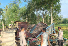 Lapuk di Makan Usia, Rumah Panggung di Ogan Ilir Tiba-Tiba Ambruk, Polsek Tanjung Raja Pastikan Tak Ada Korban