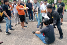 Rekonstruksi Penembakan Sopir Angdes di Jalan Lintas Banyuasin Berakhir Ricuh, Keluarga Korban Emosi