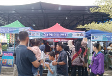 Pedagang Bazar UMKM HUT Kabupaten OKI di Areal Taman Segitiga Emas Kayuagung Raup Untung 
