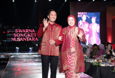 Dengan Songket Motif Bunga Tanjung, Ratu Dewa Bersama Dewi Tampil Memukau di Panggung Swarna Songket 2025