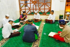 Kapolsek Tanjung Batu Ogan Ilir Tadarusan Bareng dengan Jemaah Masjid Walimah, Usai Amankan Salat Tarawih