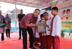 Kadisdik Kota Palembang Bagikan Ratusan Tas dan Alat Tulis di SDN 39
