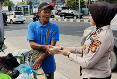 Bagikan Sarapan di Jalan Sudirman, Bidhumas Polda Sumsel Ajak Warga Doakan Karhutla Segera Teratasi