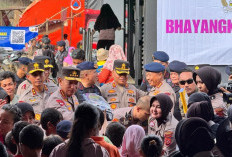 Dampingi Pengungsi, Kapolri Pastikan Kebutuhan Dasar Terpenuhi di Aceh Tamiang