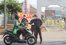Peduli Bencana Kabut Asap Dampak dari Karhutla, Kejari Ogan Ilir Bagikan Masker kepada Pengendara di Jalan