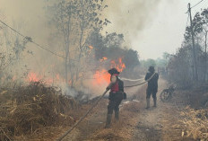 Polres OKI dan Warga Berjibaku Cegah Karhutla Meluas di Perigi Kecamatan Kayuagung