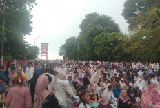 Disambut Gema Takbir, Ribuan Jemaah Laki-laki dan Perempuan Bercampur Bentangkan Sajadah di Bundaran Air Mancu