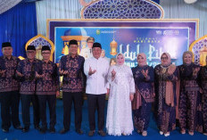 Tampil Selaras dengan Batik Petule, HD Puji Edison