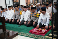 Perkuat Silaturahmi dan Spiritualitas Personel, Kapolda Sumsel Sholat Tarawih di Masjid Al-Faruq Polres OKI