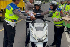 Ramadan Berkah, Sat Lantas Polres OKI Bagi Takjil dan Sembako ke Pengendara