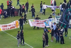 Respect Suporter Bentangkan Spanduk Dengar Anthem SFC, Ngamuk Pasca Diamankan Steward Saat Turun Lapangan