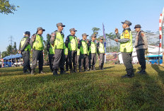 Fajar Menggeliat di Desa Cukil: Sinergi Linmas dan Polri Kawal Kegiatan TNI Pembukaan TMMD Ke-129