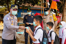 Kabut Asap Mengintai, Kapolres OKI Bagikan Masker kepada Pelajar dan Jamaah