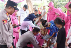 Peduli Anak-Anak Korban Kebakaran di Ibul Besar 3, Polres Ogan Ilir & Bhayangkari Bantu Perlengkapan Sekolah