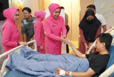 Ketua Bhayangkari Sumsel Jenguk Wartawan dan Mahasiswa Korban Insiden di RS Bhayangkara Palembang