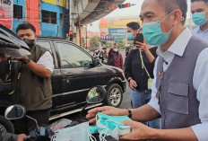 Aksi Ratu Dewa Bagikan Langsung Masker di Simpang Charitas Palembang, Disambut Antusias Pengendara