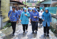 Datangi Rumah Warga, Ketua TP PKK Palembang Salurkan Bantuan Makanan Tambahan Bagi Anak Berisiko Stunting