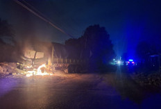 Kabur Usai Serempet Honda Brio, Truk Batu Bara di Muara Enim Dibakar Massa