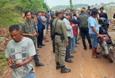 Jalan Rusak Diduga Akibat Angkutan Galian C, Warga Lebung Banyuasin Gelar Aksi Protes
