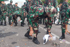 Aksi Unjuk Rasa di Palembang Berjalan Kondusif, Puluhan Anggota TNI Bersihkan Sampah 