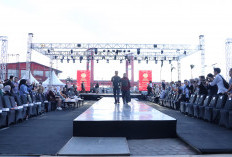 Sore Ini, Ratu Dewa dan Istri Kenakan Songket Tanjung di Lintasan Catwalk Swarna Songket Nusantara 2025 di BKB