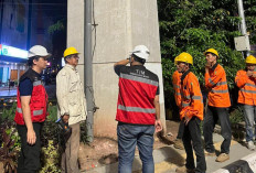 Reklame Neon Box Dipasang Beberapa Titik Tiang LRT, Bantu Penerangan Jalan Malam Hari