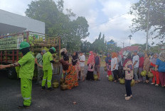 Warga Kayuagung Serbu Gas Melon, Warga Keluhkan Sulit Dapatkan Elpiji 3 Kg. 