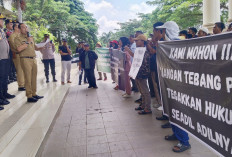 Datangi Kantor Bupati Ogan Ilir, Warga Desa Ulak Segara Desak Kades Dicopot Karena Zina dengan Istri Orang