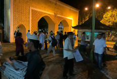 Tetap Ramai Pedagang Musiman Koran Bekas Buat Alas Sholat di Masjid Agung, Jemaah Diimbau Kertas Dibawa Pulang