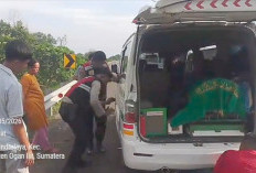 Mobil Pembawa Jenazah Pecah Ban di Tol Palindra, Personel Sat Samapta Polres Ogan Ilir Gercep Berikan Bantuan