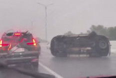 Sebuah Minibus Alami Kecelakaan di Tol Palindra, Diduga Sopir Terganggu Jarak Pandang Akibat Hujan Deras