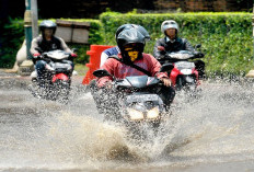 Tips Memilih Ban Motor Saat Musim Hujan, Waspadai Bahaya Melintasi Jalan Tergenang Air 