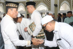 Kapolda Sumsel dan Jajaran Laksanakan Salat Idul Adha Bersama Ratusan Warga di Komplek Pakri