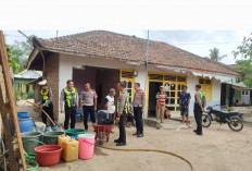 Lantas Berbagi, Polres OKI Salurkan 10.000 Liter Air Bersih untuk Warga Lubuk Seberuk