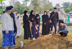 Hujan Gerimis Iringi Pemakaman KH Mal'an Abdullah di Desa Meranjat Ilir Ogan Ilir