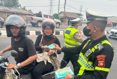 Satlantas Polres Ogan Ilir Bagikan Masker ke Pengendara di Dekat Lokasi Karhutla, Cegah Dampak Kabut Asap