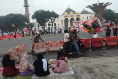 Jemaah Salat Ied Mulai Padati Bundaran Masjid Agung Palembang, Pengendara Diminta Putar Balik 