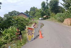 Jalan Penghubung di Ogan Ilir Longsor, Polsek Muara Kuang Pasang Spanduk Peringatan & Imbauan